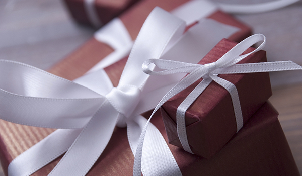 DIY Christmas Gift Ideas - Gift boxes wrapped in ribbon