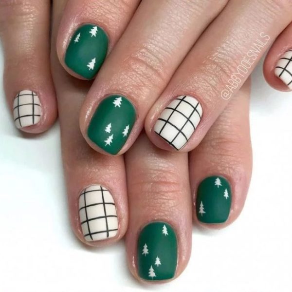 Delightful Holiday nail with Christmas Tree Design