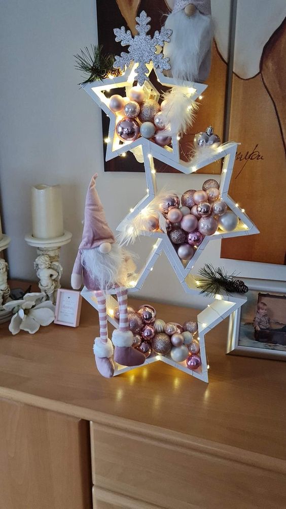 Shelf sitter Stars with pink baubles