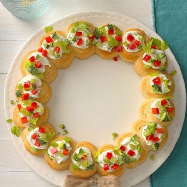 Appetizer Wreath placed in a big plate